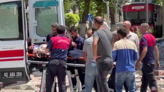 Hasarlı Binada Asansörü Sökerken Yaralandı