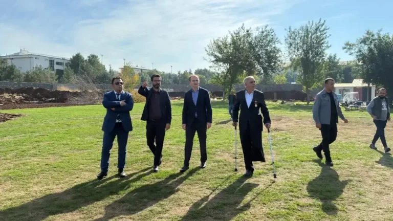 Siverek Kaymakamı Salih Sak, Firkan Tüysüz İlçe Stadyumu’ndaki Tribün Çalışmalarını İnceledi