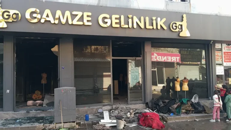 Siverek’te Gamze Gelinlik Mağazası Yangında Küle Döndü