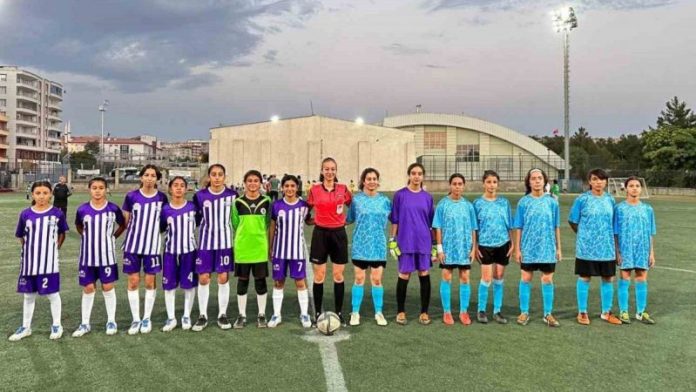 Futbolcu Kızlar Bölge Şampiyonu Oldu