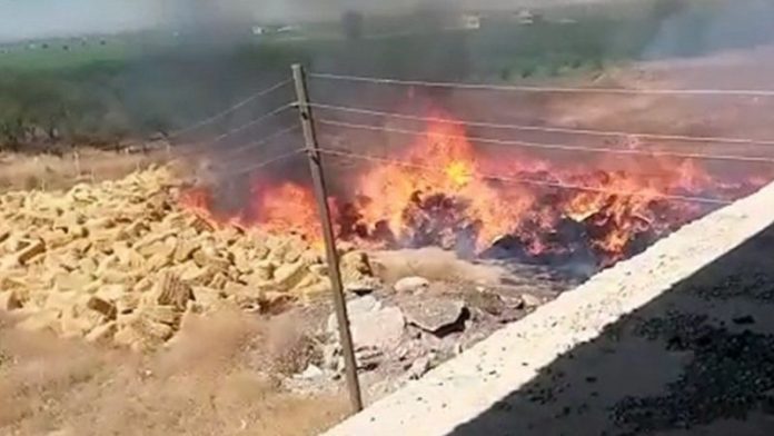 100 ton saman yangında küle döndü