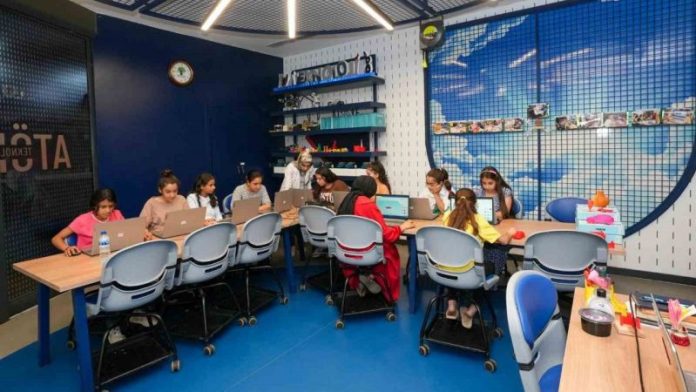 Bilim Atölyesinde Yaparak Yaşayarak Öğreniyorlar