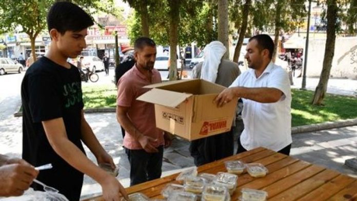 10 Bin Kişiye Aşure İkram Edildi