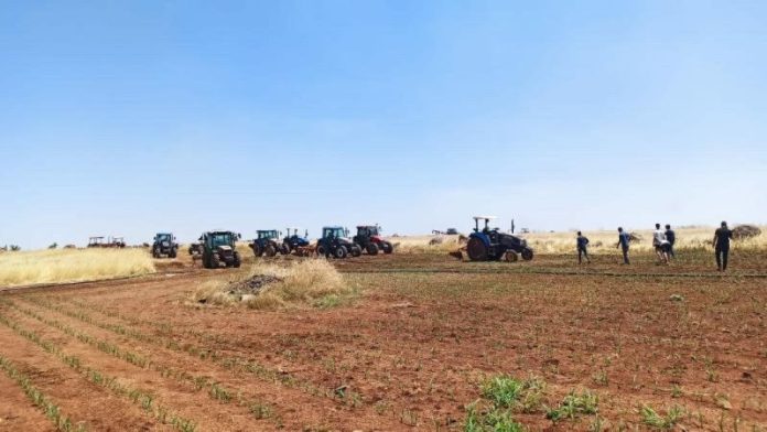 Alevlerin İçinde Kalan Traktör Küle Döndü