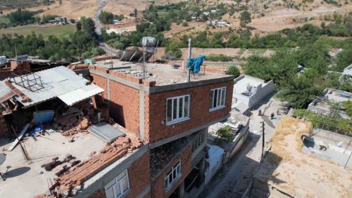Bu Binaya Girmek Cesaret İster