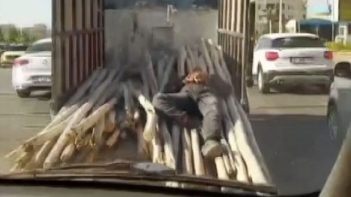 Kamyonetin kasasında uyuya kaldı
