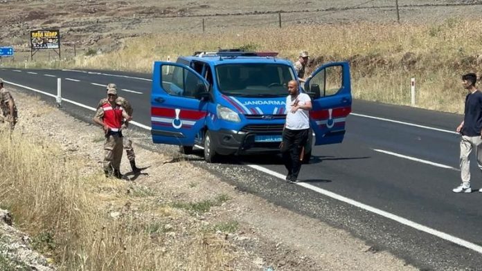 Bıçaklı Şahıs Siverek Şanlıurfa Yolunu Kapattı